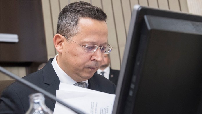 Zavretý psík v aute