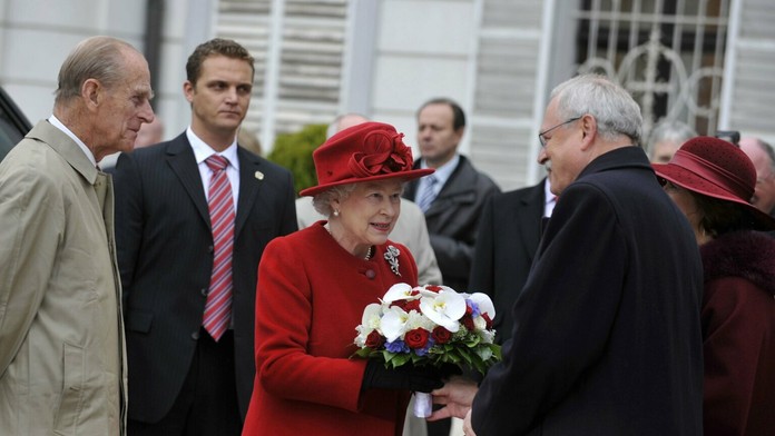 Na snímke uprostred kráľovná Alžbeta II., ktorú víta prezident SR Ivan Gašparovič pred Prezidentským palácom 