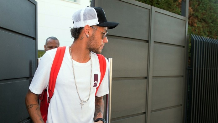 Neymar sa po dokončení prestupu vrátil do Barcelony.