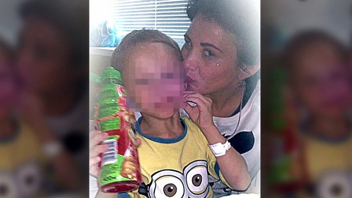 Chlapček (3) s modrinami skončil v nemocnici. Starala sa oňho babka, ktorá je recidivistka