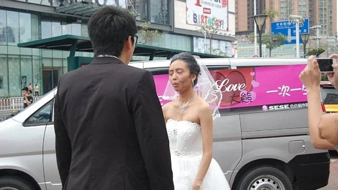 1414621179487_wps_1_Crying_chinese_bride_disg.jpg