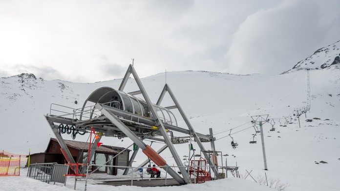 Na snímke sedačková lanovka na Lomnické sedlo na Skalnatom plese
