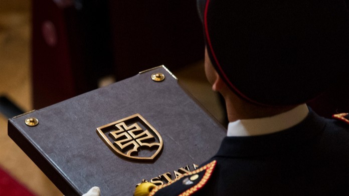 Poslanci presunuli hlasovanie o novele ústavy ako o celku na september