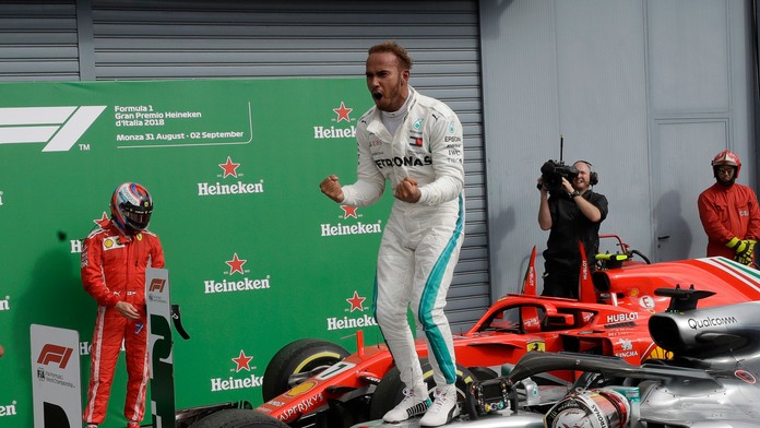 Lewis Hamilton sa teší z víťazstva na okruhu v talianskej Monze.
