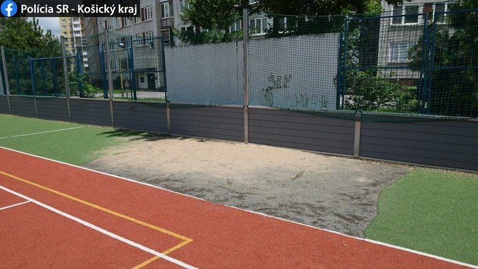 Z ihriska v Košiacich niekto ukradol kus trávnika.