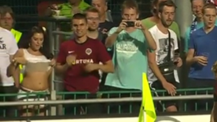 Fanúšička v dave ukázala prsia.