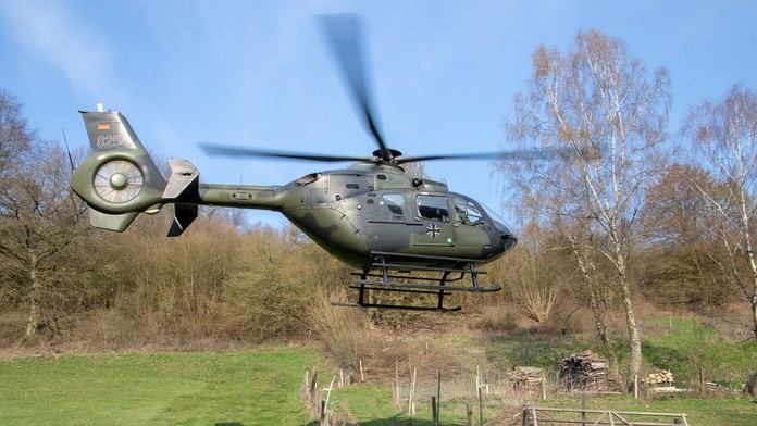 Vrtuľník Bundeswehru padol do rieky. Zahynuli najmenej dvaja nemeckí vojaci