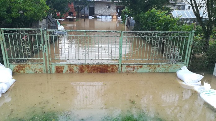 Zaplavené ihrisko v Kapušanoch.