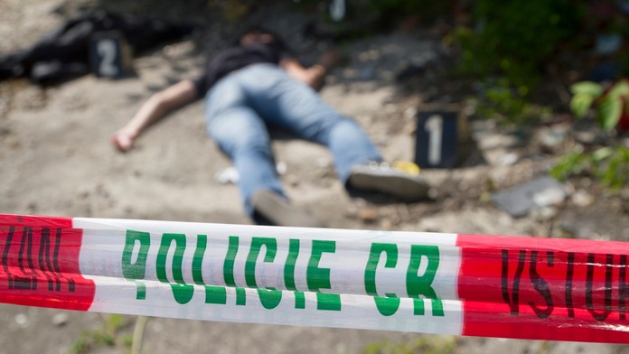 Miesto činu vraždy zaistené ochrannou páskou PČR.