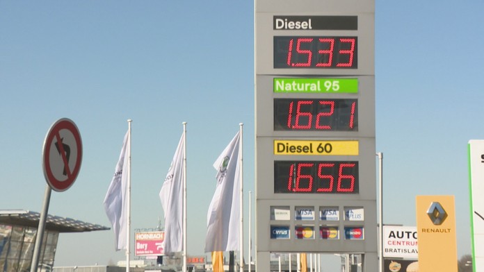 Ceny pohonných látok na Slovensku trhajú rekordy. Pozreli sme sa, ako sú na tom susedné krajiny