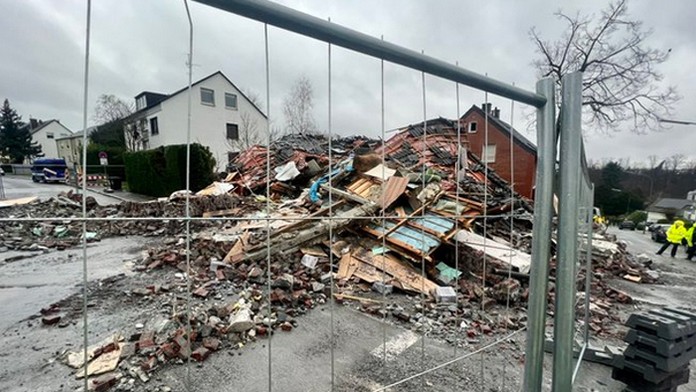 Po výbuchu sa zrútil bytový dom v západonemeckom meste Bochum.