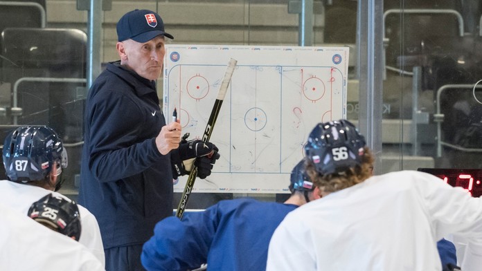Na snímke vľavo v pozadí tréner slovenských hokejistov Craig Ramsay počas tréningu