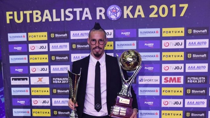 Marek Hamšík s cenou za 1. miesto a s cenou za najlepšieho futbalistu štvrťstoročia.