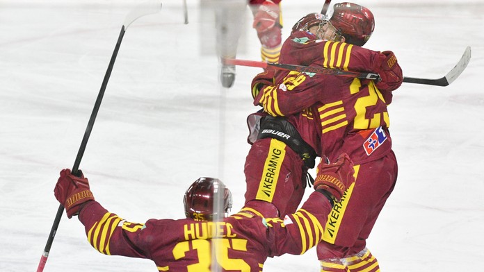 Hokejisti Dukly Trenčín sa radujú po góle