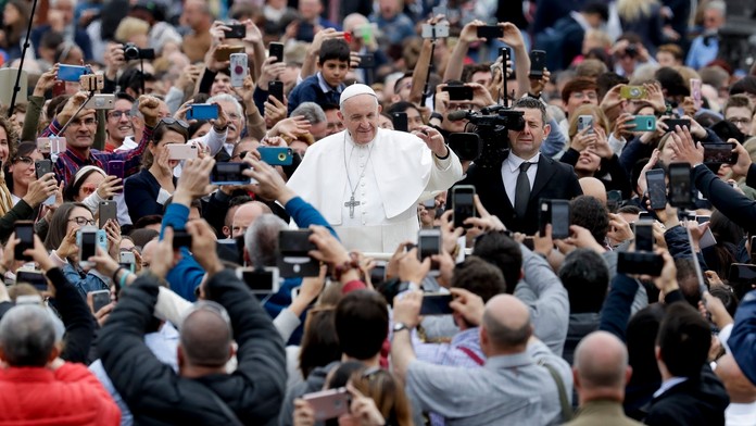 Pápež František počas presunu pred Urbi et Orbi.