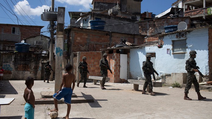 Policajti v slume v Rio de Janeiro.