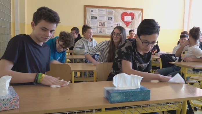 Pracovníčka Klienstskeho centra nosí rúšku.