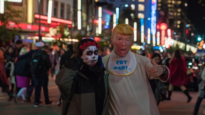 Masky novozvoleného prezidenta sú nesmierne populárne.