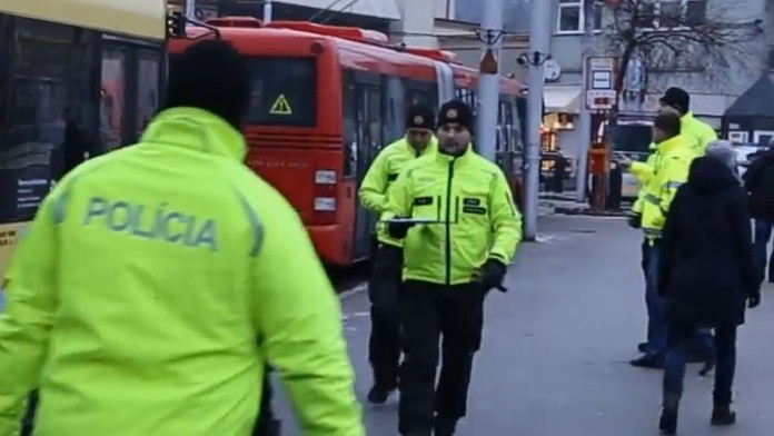 Policajti kontrolujú autobusy MHD.