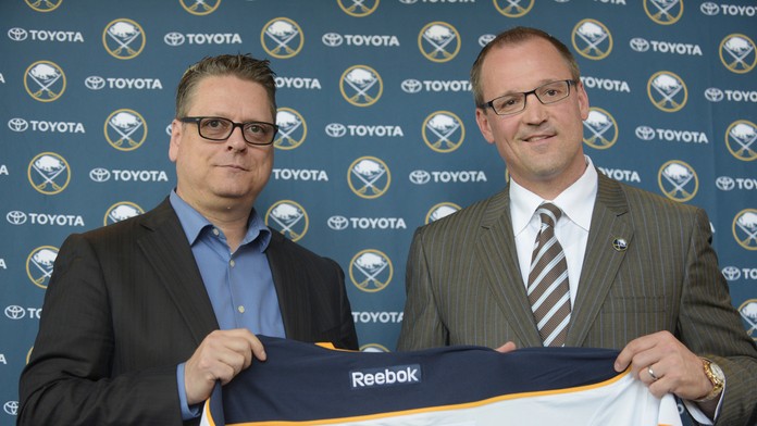 Bývalý generálny manažér Buffala Tim Murray (vľavo) a niekdajší kouč tímu Dan Bylsma.