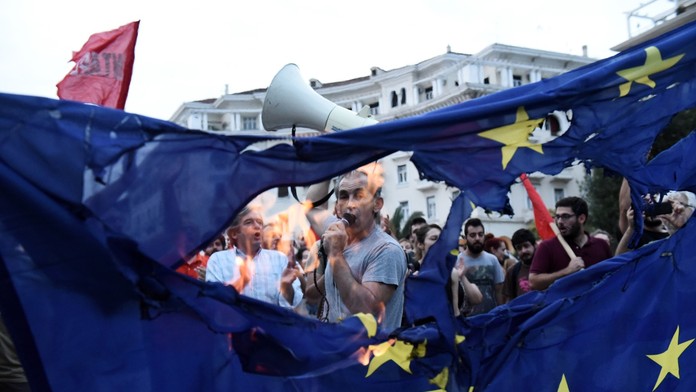 Viac ako tretine bankomatov v Grécku v sobotu došla hotovosť po tom, ako Gréci v obave z ďalšieho vývoja v krajine začali vybera