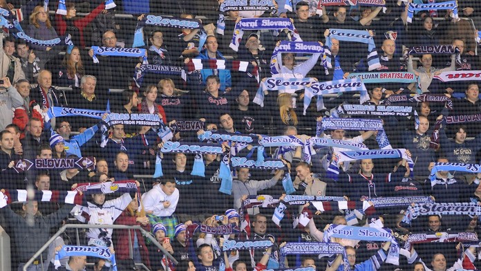 Na archívnej snímke fanúšikovia Slovana.