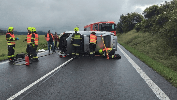 FOTO: Úsmevný omyl českých hasičov. Pri informovaní o nehode zverejnili odvážnu snímku neznámej ženy