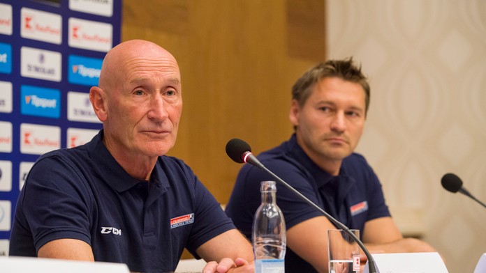 Na snímke sprava tréner hokejovej reprezentácie Craig Ramsay a asistent trénera Vladimír Országh počas tlačovej konferencie.