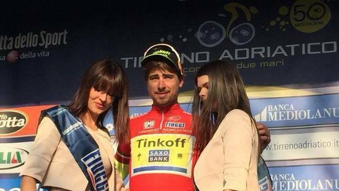 Peter Sagan s hosteskami po skončení 3. etapy Tirreno-Adriatico.