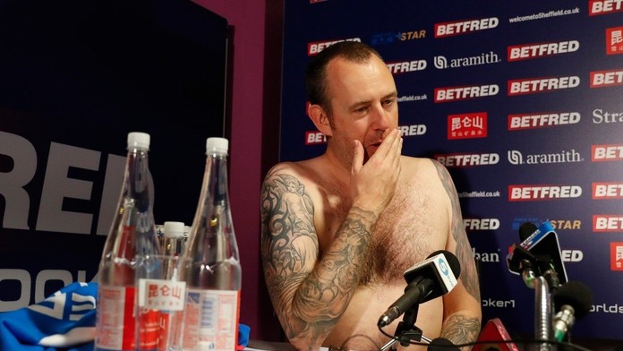 Majster sveta v snookeri Mark Williams prišiel na tlačovku nahý.