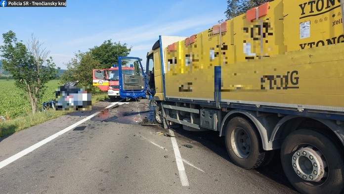Tragická zrážka osobného auta s kamiónom vo Veľkých Uherciach. Obeťou je 40-ročný muž