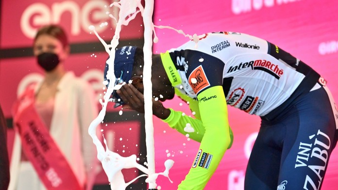 Vychádzajúcu hviezdu cyklistiky vyradilo z Gira kuriózne zranenie. Pri oslavách ho do oka zasiahla zátka zo šampanského