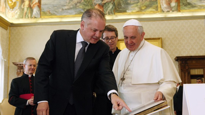 Prezident Andrej Kiska daroval pápežovi Františkovi unikátnu knihu fotografií Filipa Kuliseva.