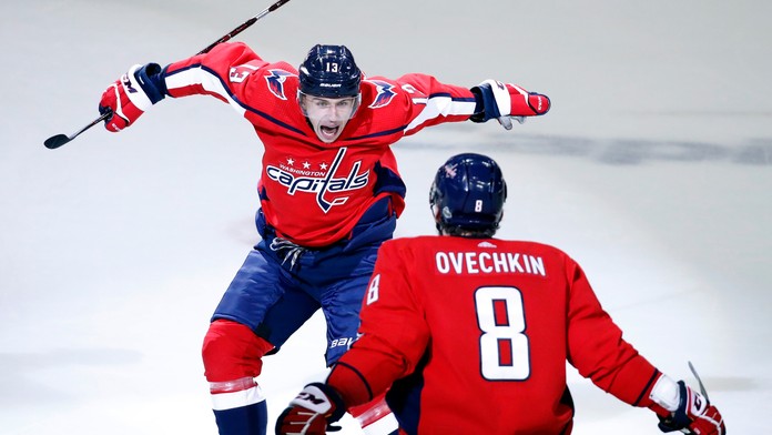 Na snímke hore český útočník Capitals Jakub Vrána oslavuje svoj víťazný gól s Ovečkinom