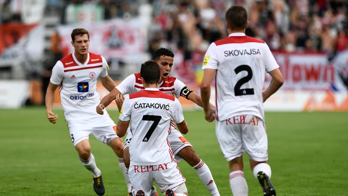 Zľava James Lawrence, Hamza Čatakovič, Achraf El Mahdioui a Lukáš Skovajsa oslavujú gól Trenčína v odvete 2. predkola EL proti Z