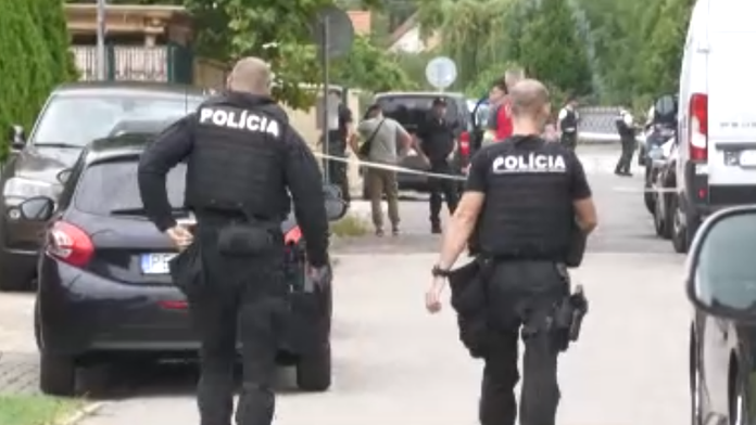 Na snímke polícia počas zásahu po streľbe v Partizánskom.