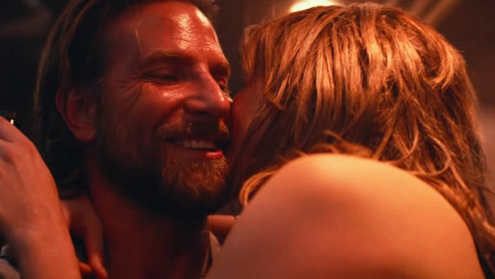 Lady Gaga a Bradley Cooper vo filme A Star Is Born