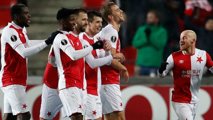 Miroslav Stoch (vpravo) oslavuje so spoluhráčmi zo Slavie gól v dueli EL proti Zenitu.