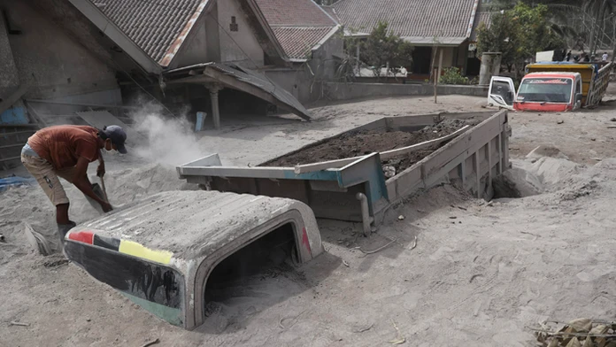 Po výbuchu sopky Semeru.