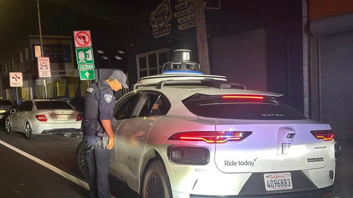 Policajti zastavili auto pre dopravný priestupok. Zistili ale, že nemajú komu dať pokutu