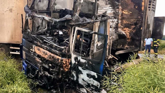 Kabína kamiónu po náraze zhorela do tla.