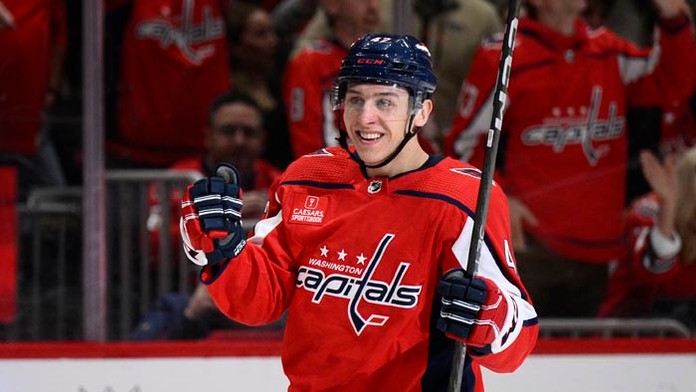 Slovenský obranca Capitals Martin Fehérváry oslavuje svoj gól.