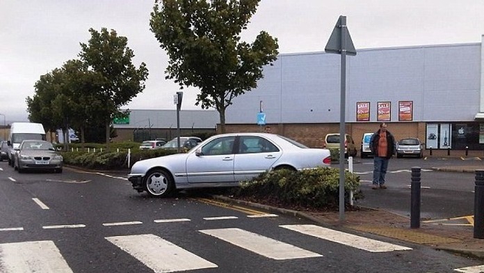 Šofér si s hľadaním parkovacieho miesta starosti nerobil