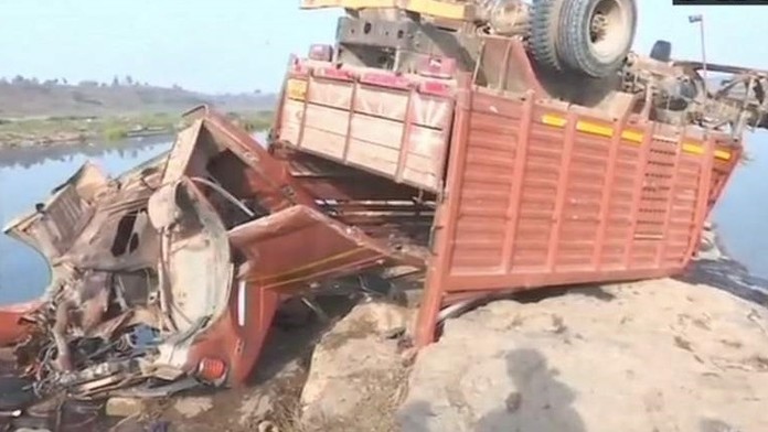 Pri nehode v Indii zomrelo 21 svadobčanov