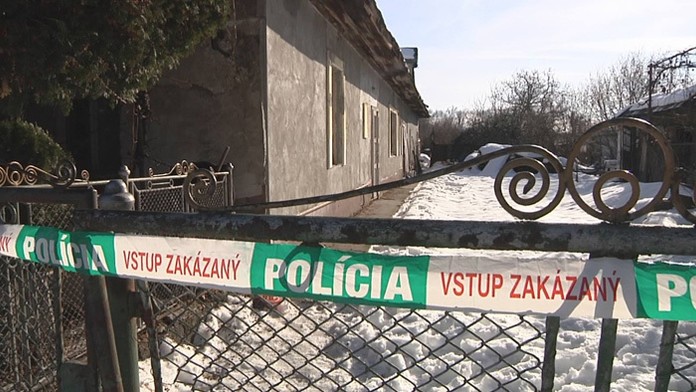 Hokejový brankár Ján Laco s maskotom MS v ľadovom hokeji Macejkom. 