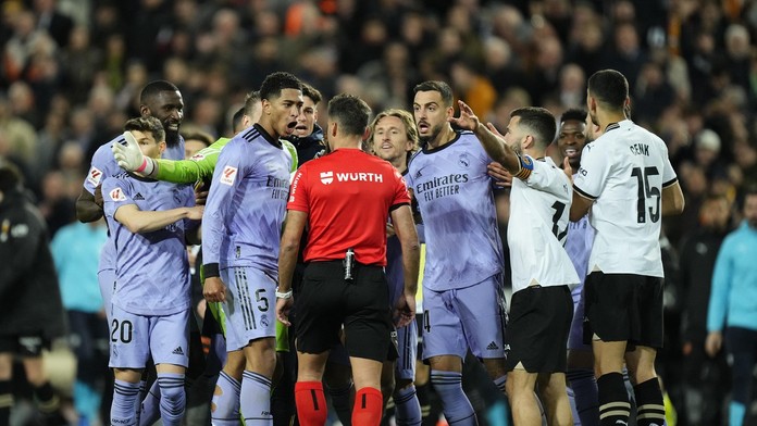 VIDEO: Namiesto osláv červená karta. Real strelil víťazný gól, no rozhodca odpískal koniec