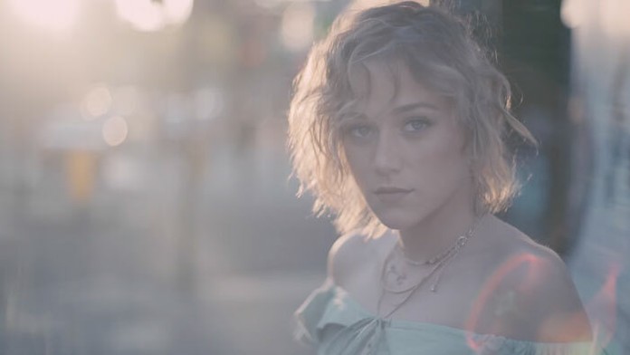 Emma Drobná vo videoklipe k singlu Words