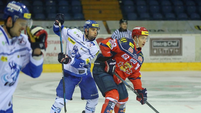 Martin Ďaloga (HKm Zvolen) a Peter Boltun (HK Poprad)