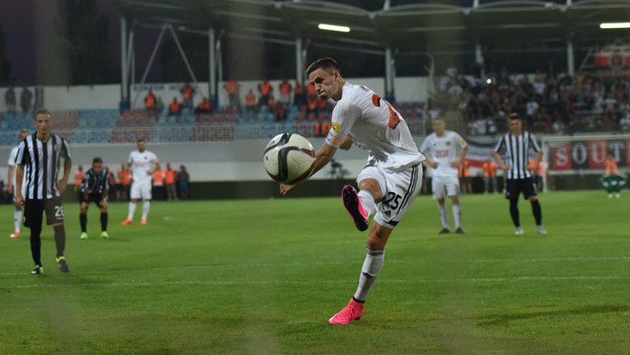 Na archívnej snímke Erik Sabo ešte za Spartak Trnava premieňa pokutový kop do siete Paok Solún, ktorého dres začne obliekať.