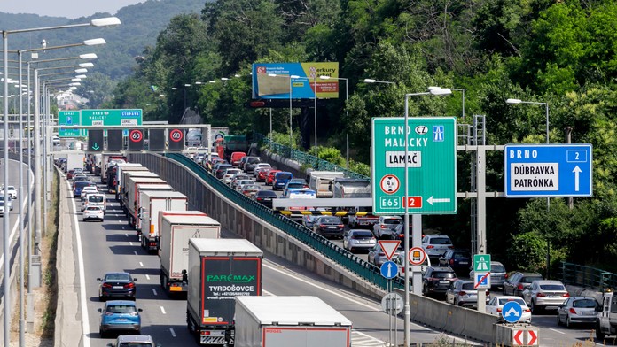 Na diaľnici D2 v bratislavskom Lamači sa zrazili dve autá. Rátajte so zdržaním